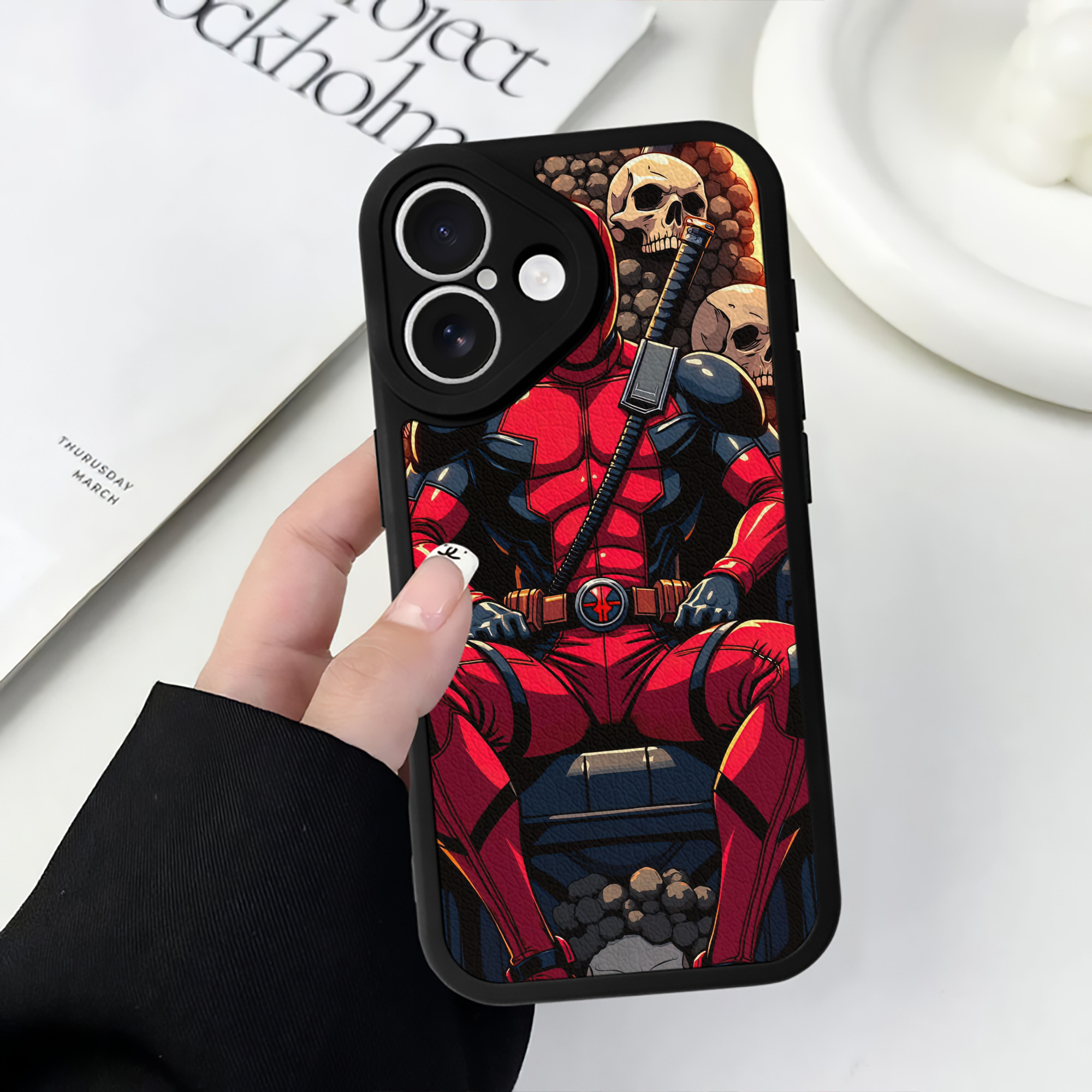 （画像用） Deadpool デッドプール 【iPhone 16シリーズ対応】シリコンスマホケース（レザー調） 材質：シリコン